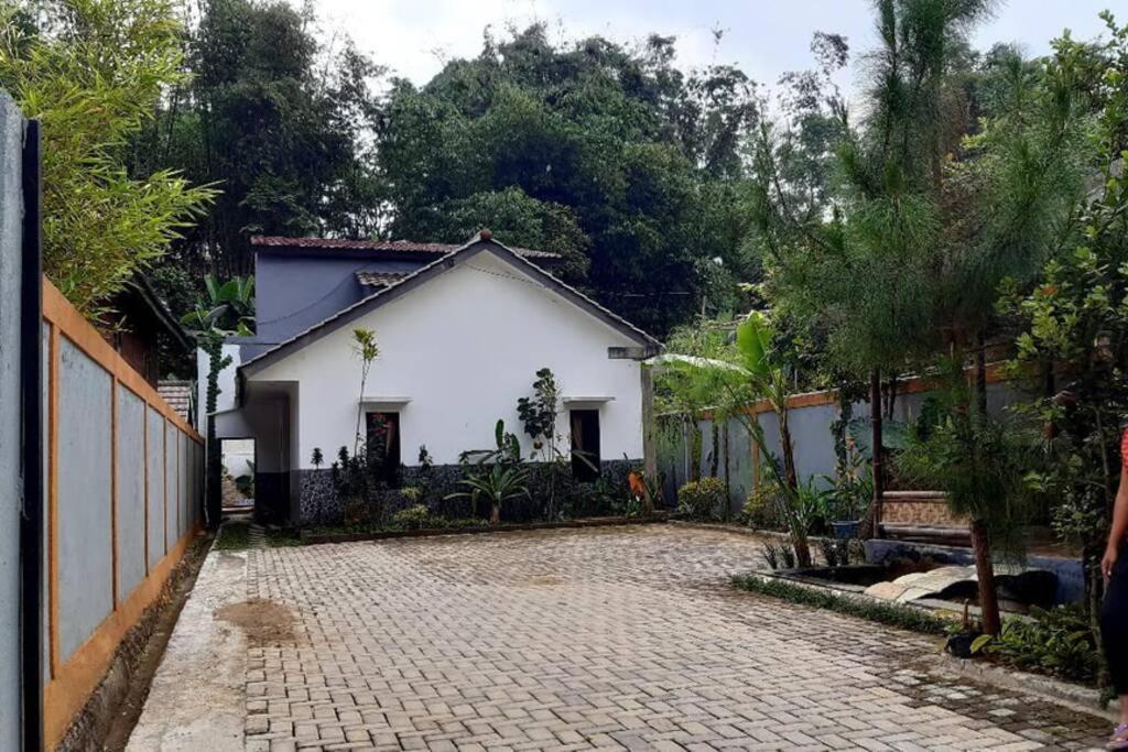 Villa Dhanty Bogor Exterior photo
